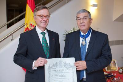 Amabassador Carderera Soler and Avner Shalev hold the certificate honoring Avner Shalev as Commander of the Order of Civil Merit